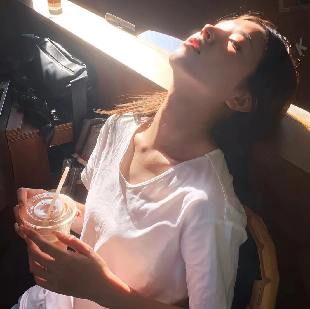 派对才刚开始海报